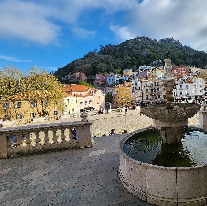 Вид на площадь Синтры и Мавританскую крепость на холме. ⭐ Авторский тур с Igor Zorin Travel.