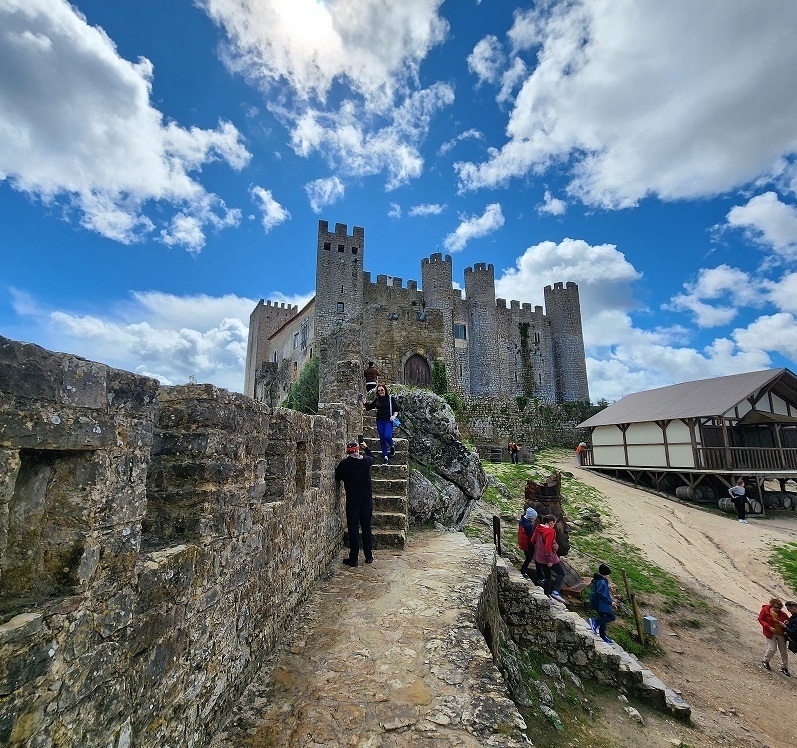 Обидуш: прогулка по стенам — ✅ Лицензированный гид Игорь Зорин. Вид на замок Обидуш и крепостные стены.