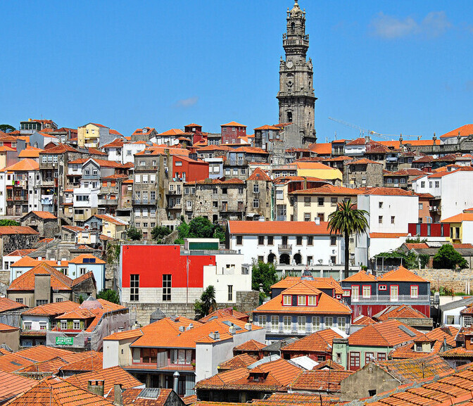 Вид на колокольню Клеригуш над крышами Порту. Экскурсии в Португалии по самым красивым обзорным площадкам северной столицы.