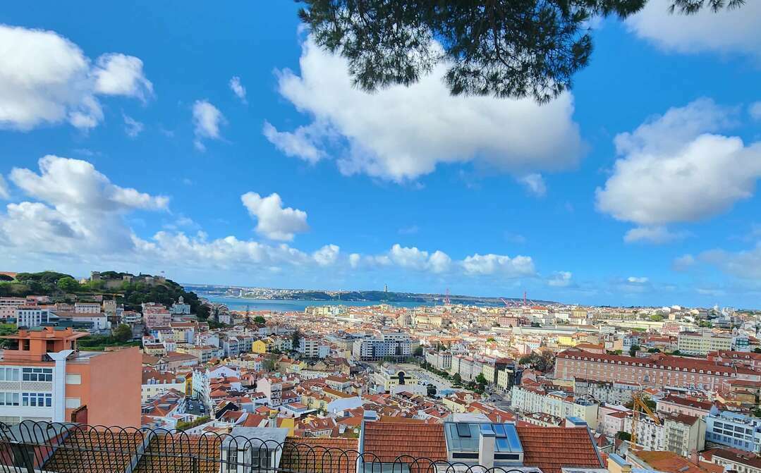 Панорамный вид на Лиссабон и реку Тежу с частным гидом