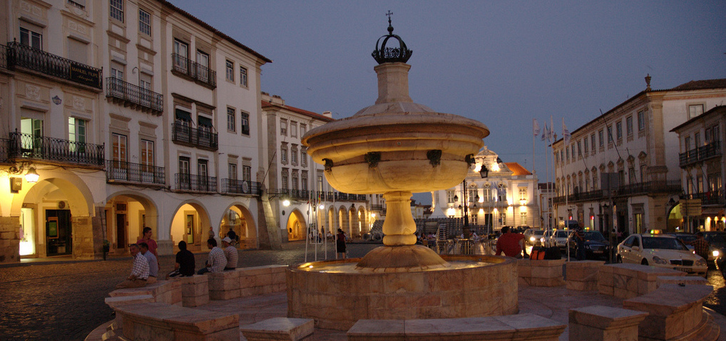 Центральная площадь Хиральдо в Эворе вечером во время индивидуальной экскурсии.