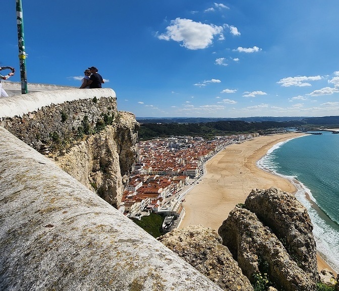 Вид на пляж Назаре и океан со смотровой площадки Ситиу. ⭐ Авторские туры ⭐ по Португалии.