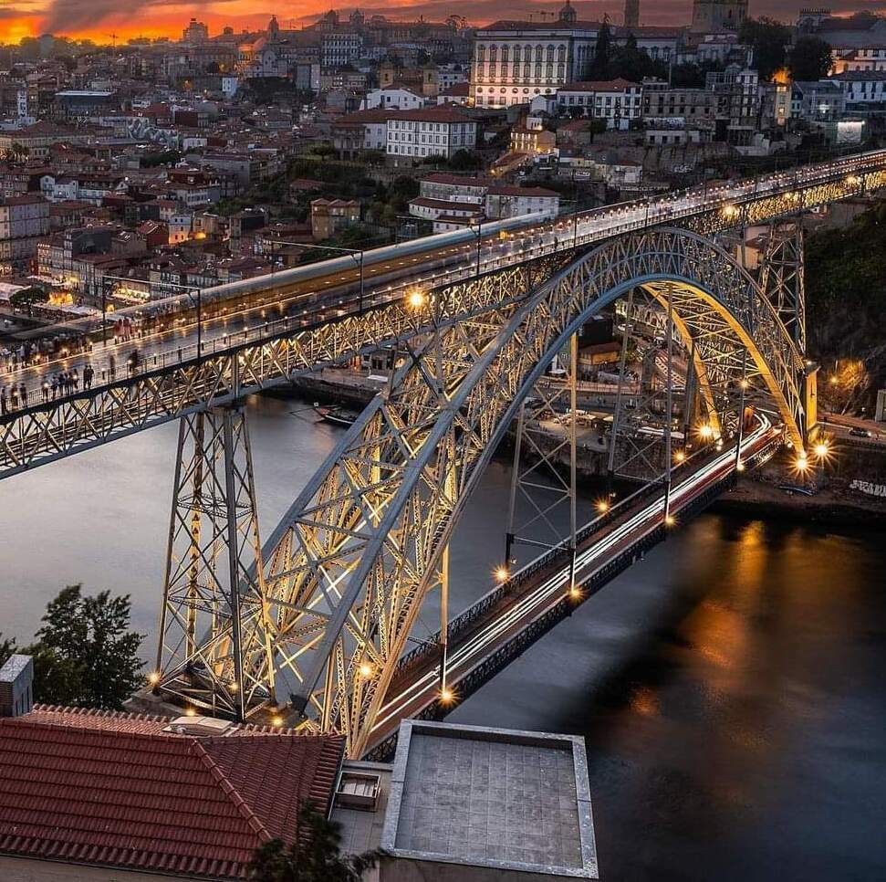 Alt: Вид на мост дона Луиша I и Рибейру в Порту во время яркого заката. ⭐ С гидом
