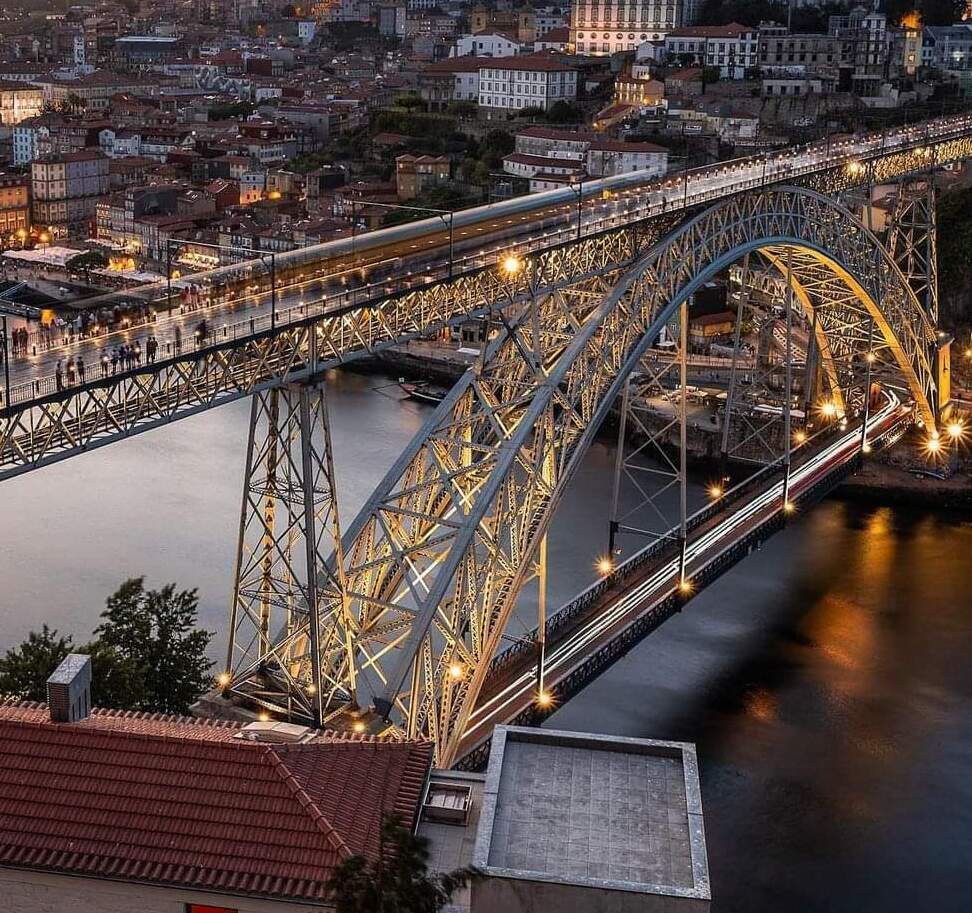 Исторический центр Порту: набережная Рибейра и мосты. Набережная Рибейра и река Дору в Порту. Экскурсии в Португалии по северным регионам с частным гидом.
