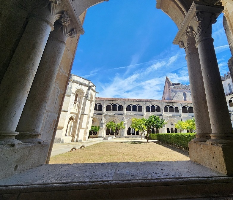 Аркада Клуатра Тишины в монастыре Алкобаса. ⭐ Культурное наследие Португалии ⭐ с лицензированным гидом.