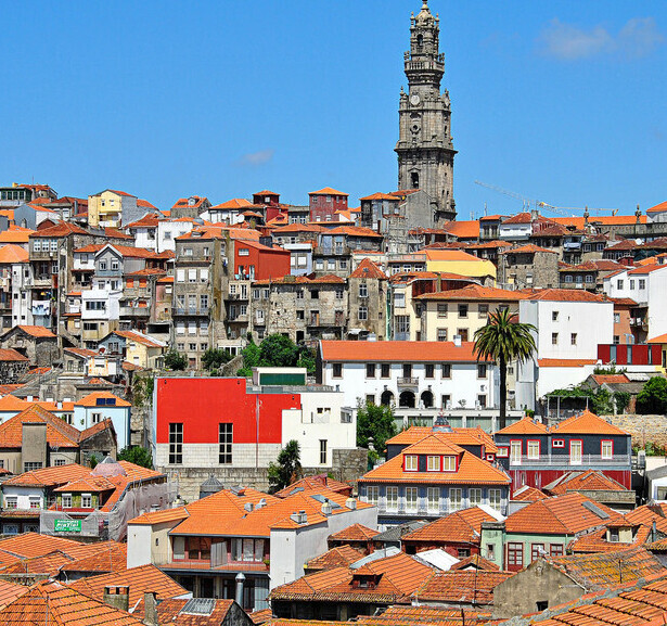 Символы Порту: Башня Клеригуш и исторический центр. Вид на колокольню Клеригуш над крышами Порту. Экскурсии в Португалии по самым красивым обзорным площадкам северной столицы.