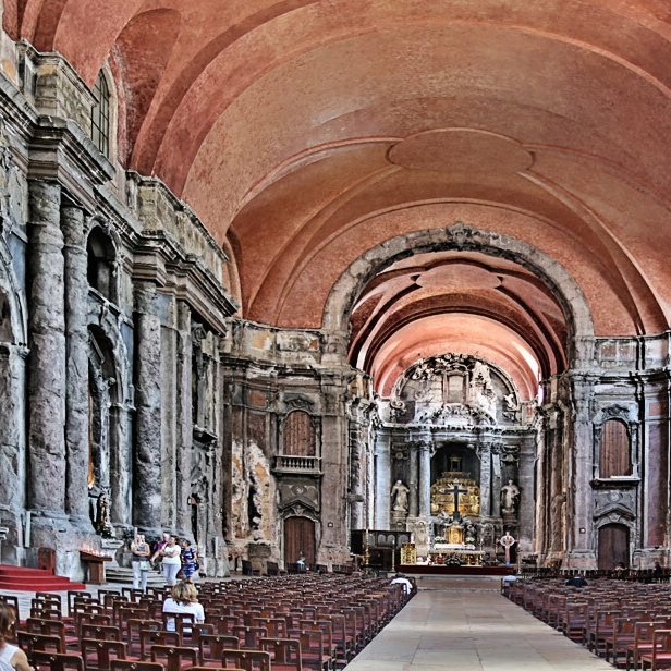 Величественный интерьер церкви Сао Домингуш со следами великого пожара. ⭐ Индивидуальный тур от Igor Zorin Travel.