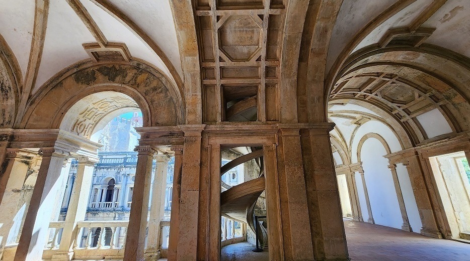 Архитектура клуатра короля Жуана III в монастыре Томар. 