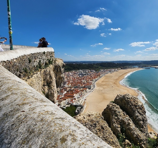 Панорама Назаре и мощь Атлантики — ✅ Igor Zorin Travel. Вид на пляж Назаре и океан со смотровой площадки Ситиу. ⭐ Авторские туры ⭐ по Португалии.