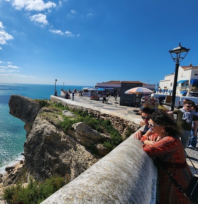 Прогулка по Назаре: лучшие виды на океан и маяк. Туристы на смотровой площадке Ситиу в Назаре
