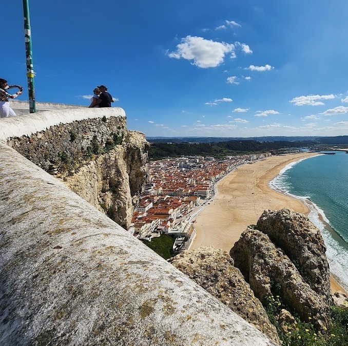 Панорамный вид на пляж и город Назаре с высокой скалы у океана. ⭐ Авторский тур.