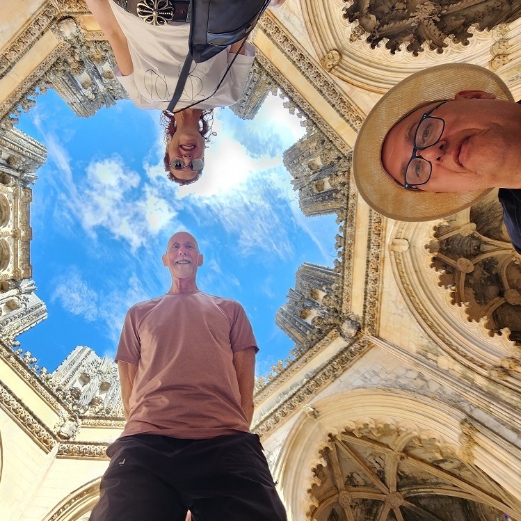 Туристы смотрят вверх на открытое небо в Недостроенных капеллах монастыря Баталья. ⭐ С гидом.