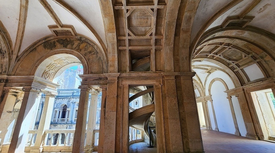 Архитектура клуатра короля Жуана III в монастыре Томара. Авторский тур «Томар, Обидуш, Баталья» с частным гидом.