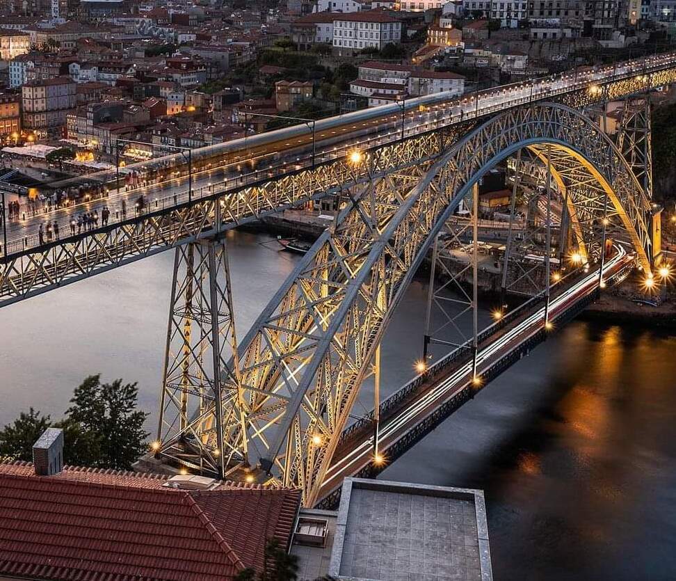 Набережная Рибейра и река Дору в Порту. Экскурсии в Португалии по северным регионам с частным гидом.