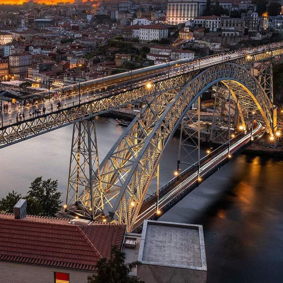 Набережная Рибейра и река Дору в Порту. Экскурсии в Португалии по северным регионам с частным гидом.