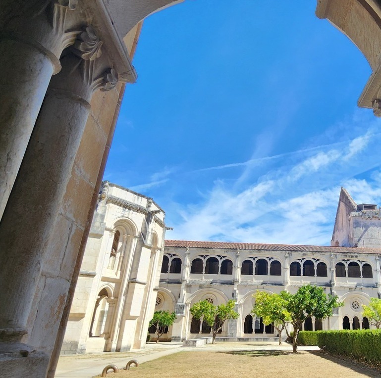 Внутренний дворик (клуатр) монастыря Алкобаса, объект ЮНЕСКО. Индивидуальные туры по маршруту Алкобаса — Баталья — Назаре с гидом.