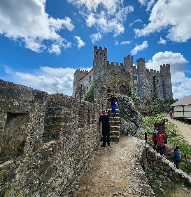 Обидуш: прогулка по стенам средневекового города-крепости. Туристы поднимаются по ступеням крепостной стены замка Обидуш.