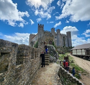 Средневековый город-крепость Обидуш: авторский маршрут Панорамный вид на крепость Обидуш в туре с Игорем Зориным