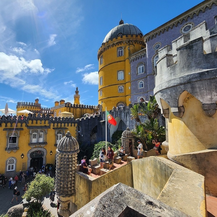 Дворец Пена Синтра желтый фасад и флаг профессиональная экскурсия