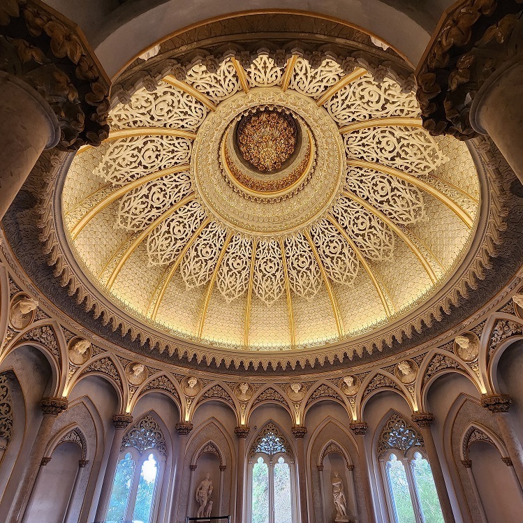 Музыкальный зал дворца Монсеррат в Синтре лепнина и купол авторский маршрут Игоря Зорина