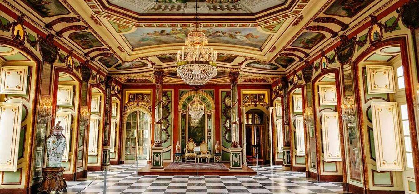 Интерьер Зала Послов в Национальном дворце Келуш: мраморные колонны, позолоченные зеркала и расписной плафон в стиле рококо.