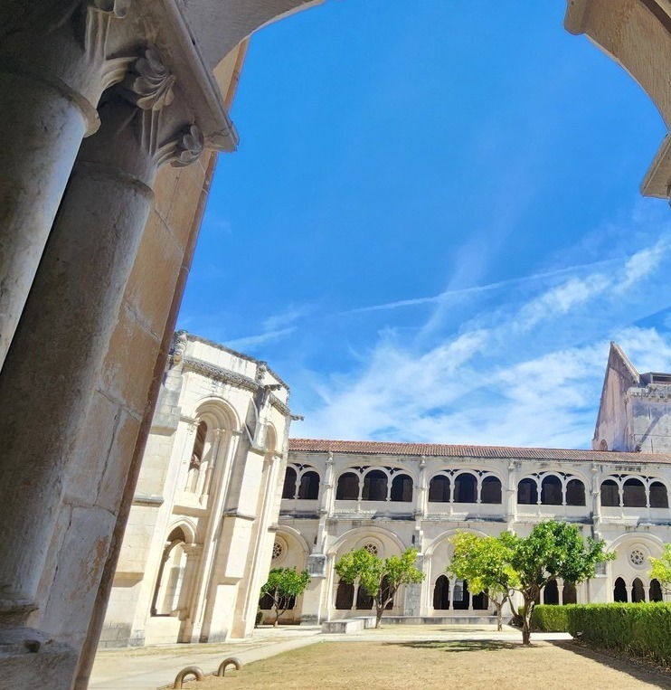 Алкобаса: готическое совершенство и история королевской любви. Внутренний дворик (клуатр) монастыря Алкобаса, объект ЮНЕСКО.