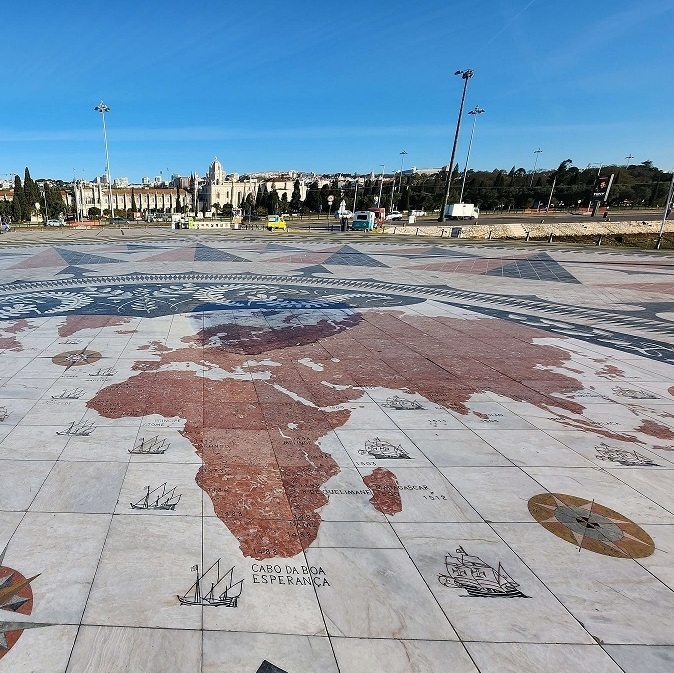 Мозаика Роза ветров и карта открытий у памятника Первооткрывателям в Лиссабоне. ✅ Официальный гид.