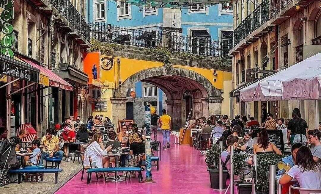 Розовая улица (Pink Street) в Лиссабоне 