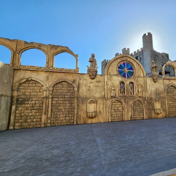 Аутентичные декорации и стены средневекового замка Обидуш. ⭐ Авторская экскурсия от Igor Zorin Travel.