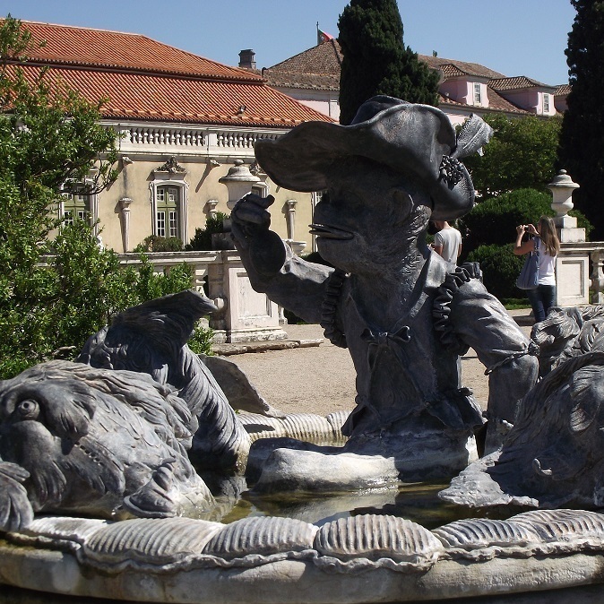 Фонтан дворец Келуш обезьяна и рыбы профессиональная экскурсия