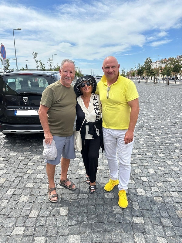 Лицензированный гид Игорь Зорин на фоне достопримечательностей Лиссабона