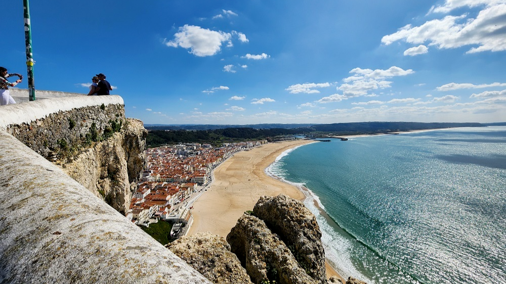 Панорамный вид на город и пляж Назаре со смотровой площадки Ситиу. Авторская экскурсия в Назаре и Обидуш с гидом Игорем Зориным.