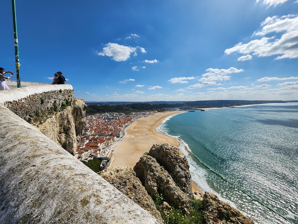 Панорамный вид на город и пляж Назаре со смотровой площадки Ситиу. Авторская экскурсия в Назаре и Обидуш с гидом Игорем Зориным.