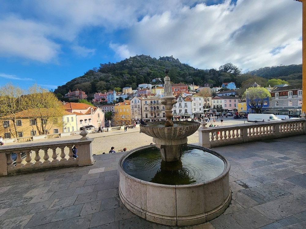 Вид на старый город Синтры с террасы. ⭐ Авторский тур Igor Zorin Travel.