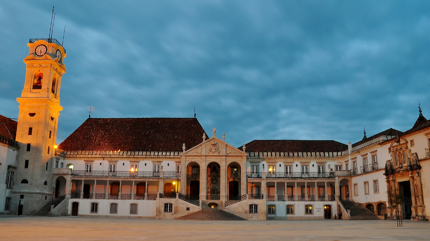 Вечерняя панорама Коимбры — авторские туры по Португалии.