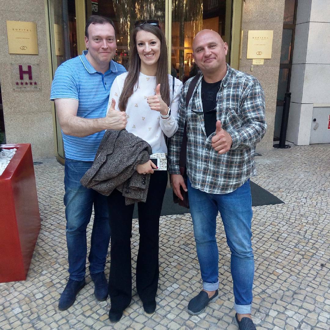 Рабочий момент путешествия Игорь Зорин с путешественниками во время маршрута по Португалии